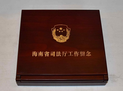 單位光榮退休紀念章,員工退休送什么定制紀念品好？