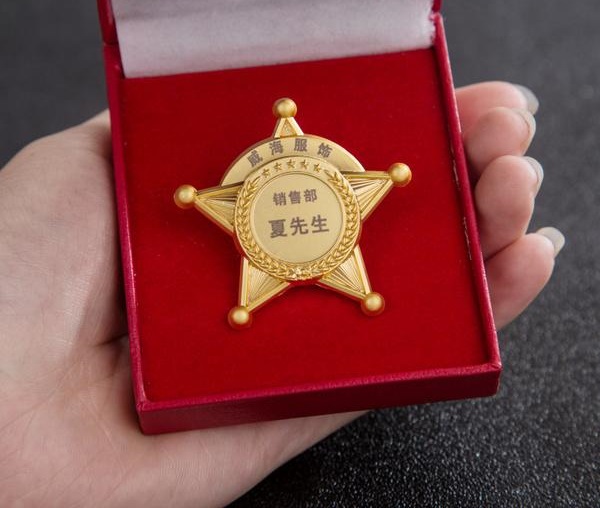 在單位服務崗滿三年五年十年以上的優(yōu)秀員送什么紀念品好？